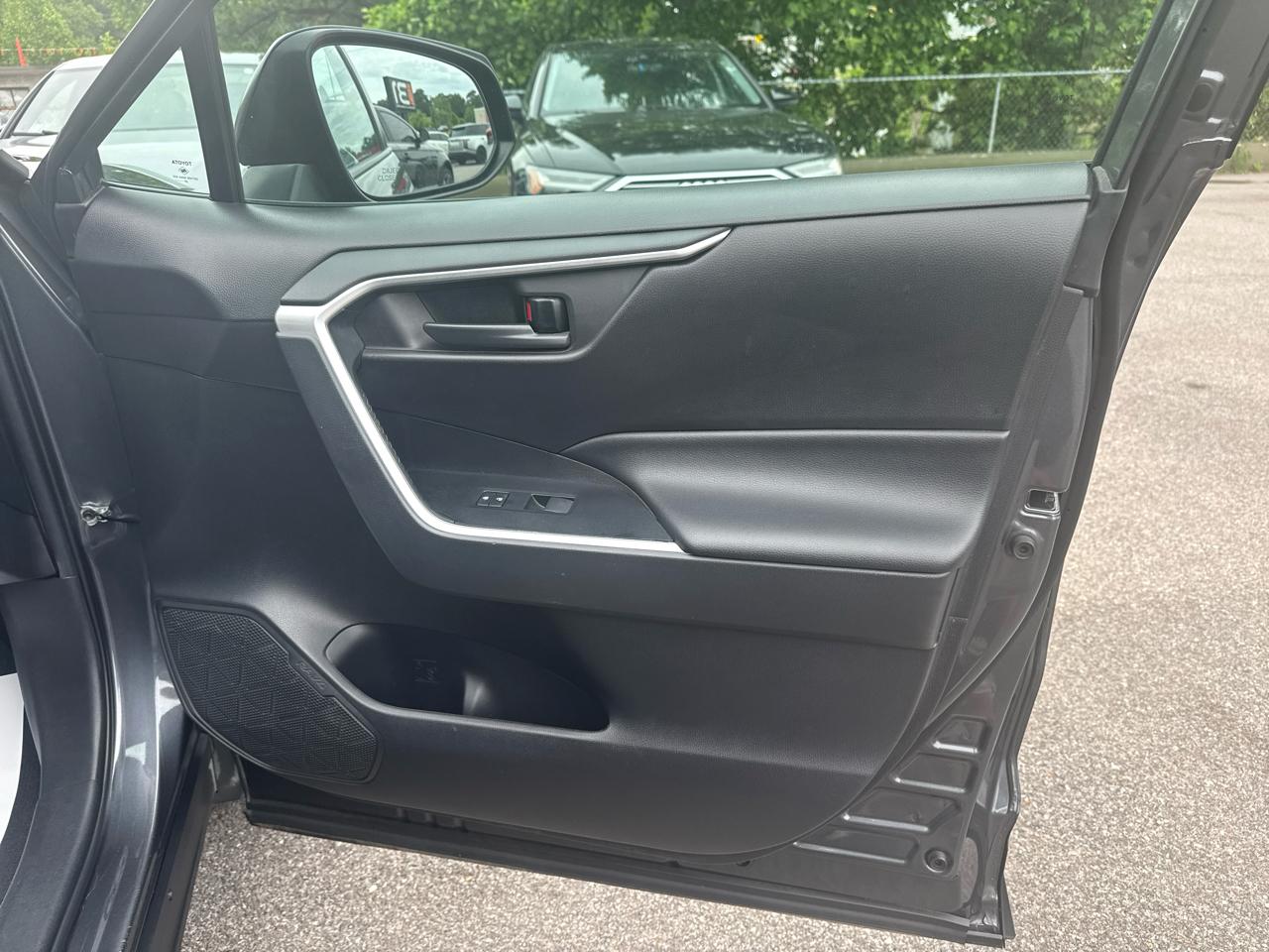 Toyota RAV4 LE FWD (Natl) 2021