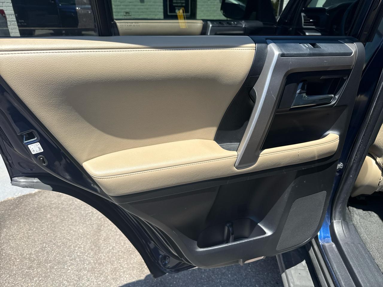 Toyota 4Runner SR5 Premium 2WD (Natl) 2017