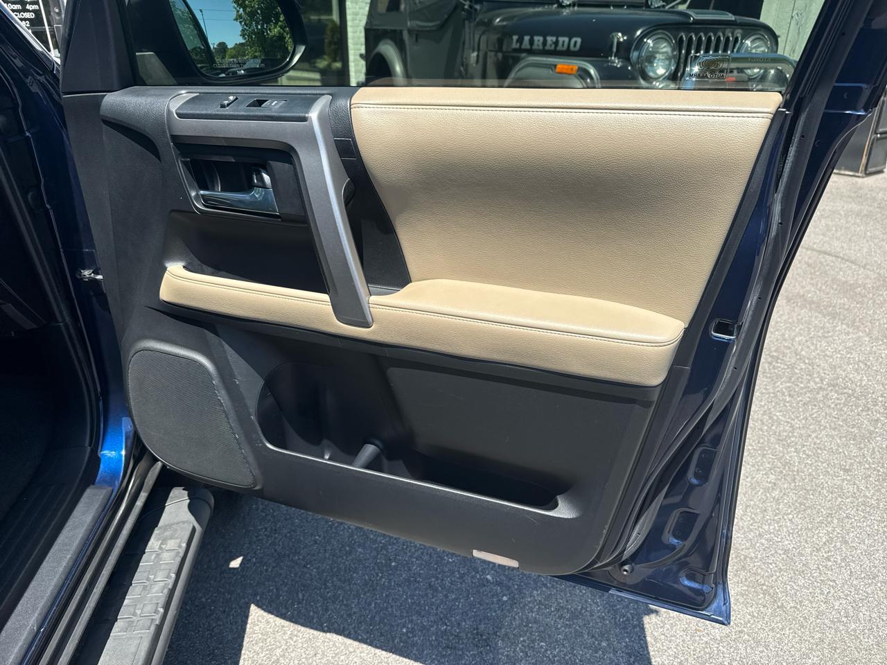 Toyota 4Runner SR5 Premium 2WD (Natl) 2017