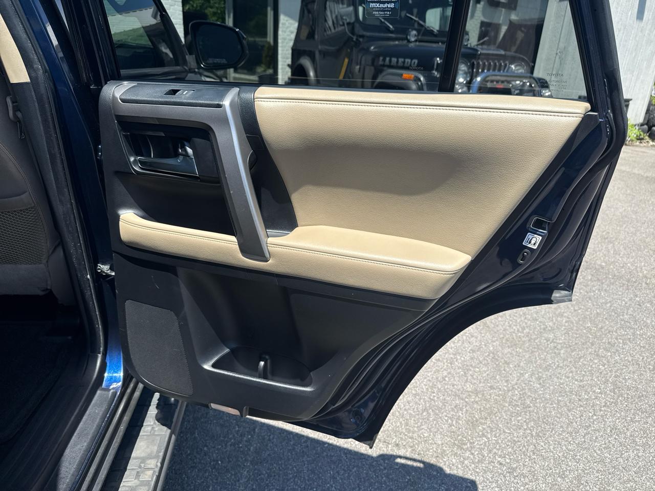 Toyota 4Runner SR5 Premium 2WD (Natl) 2017