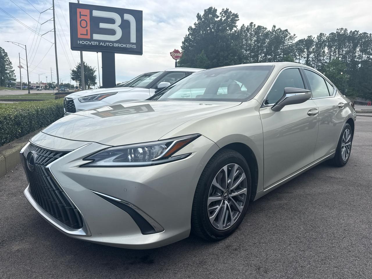 2022 Lexus ES 300h 300h's photo
