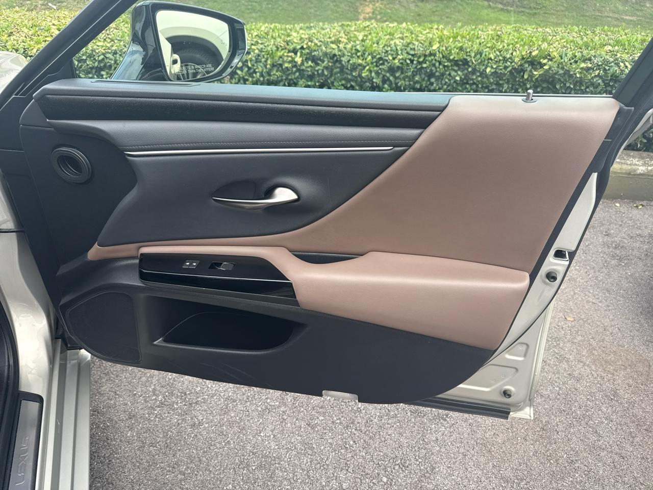 Lexus ES ES 300h FWD 2022