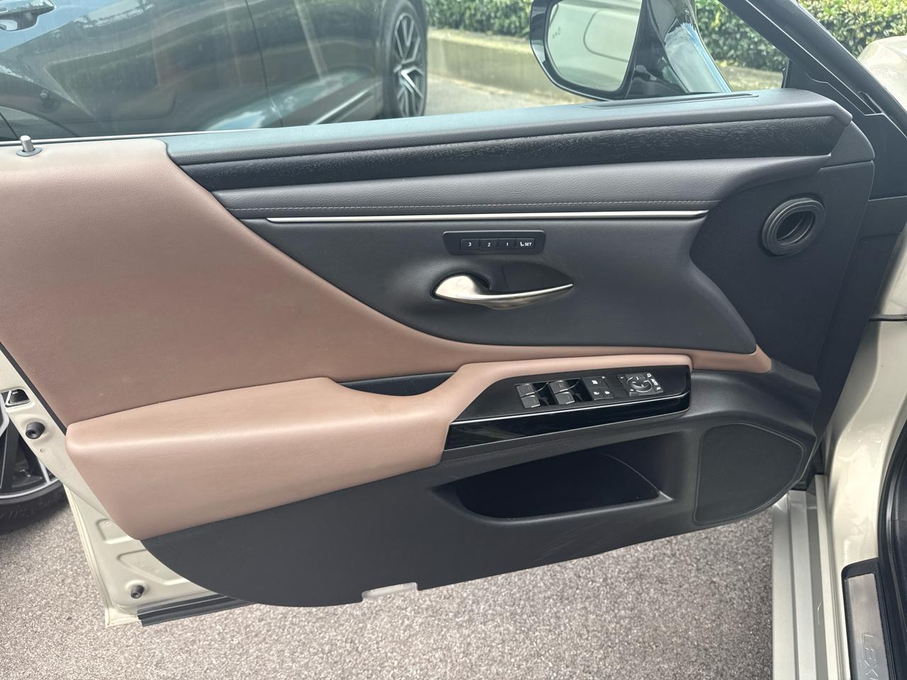 Lexus ES ES 300h FWD 2022