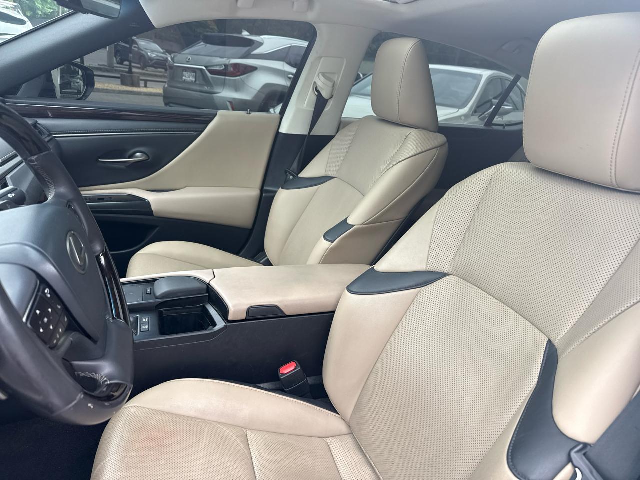 Lexus ES 300h Ultra Luxury 2019