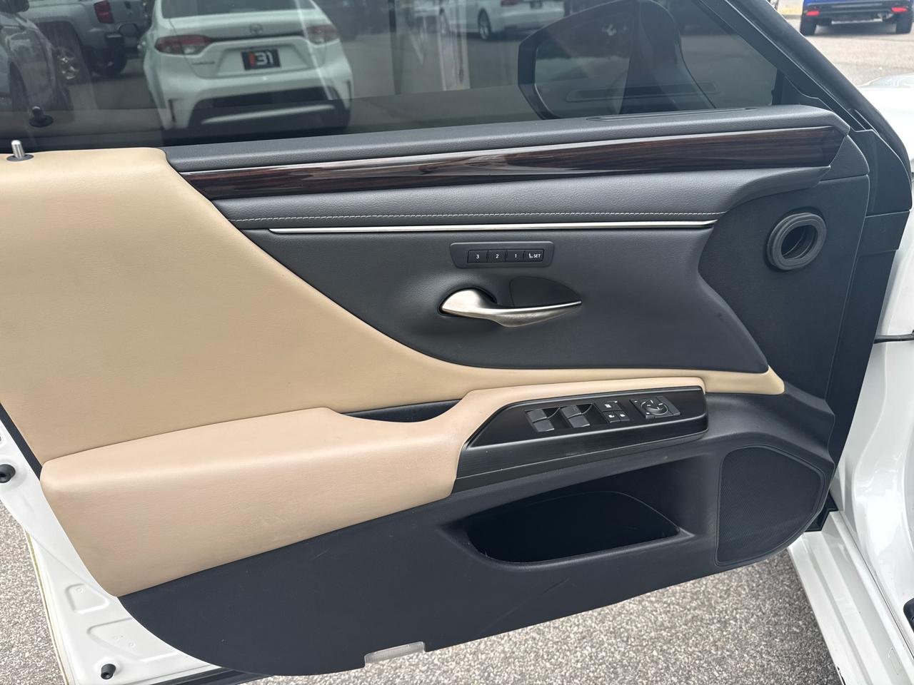 Lexus ES 300h Ultra Luxury 2019