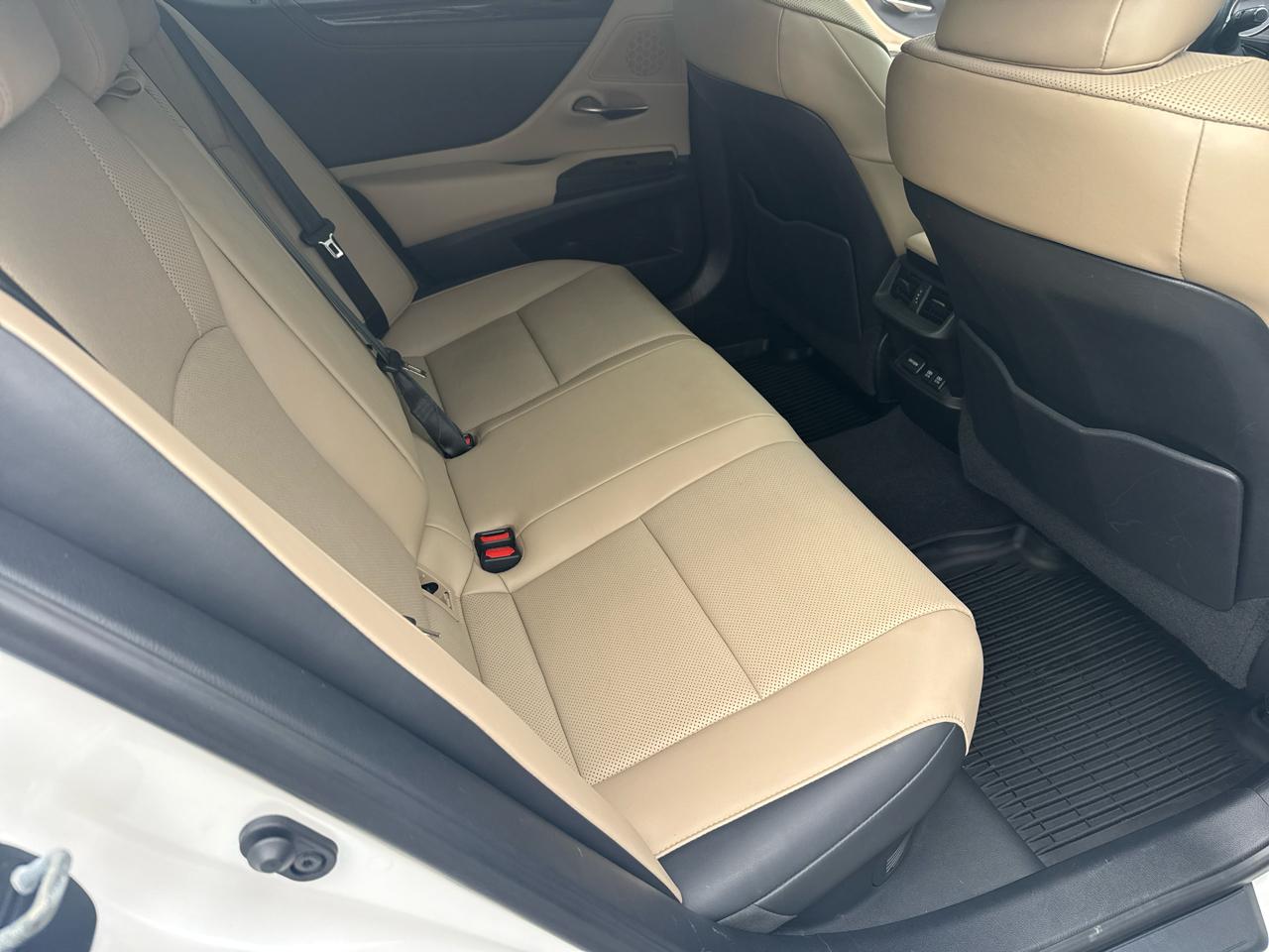 Lexus ES 300h Ultra Luxury 2019