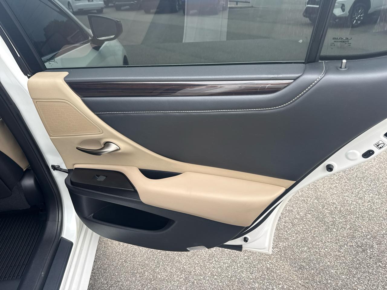 Lexus ES 300h Ultra Luxury 2019