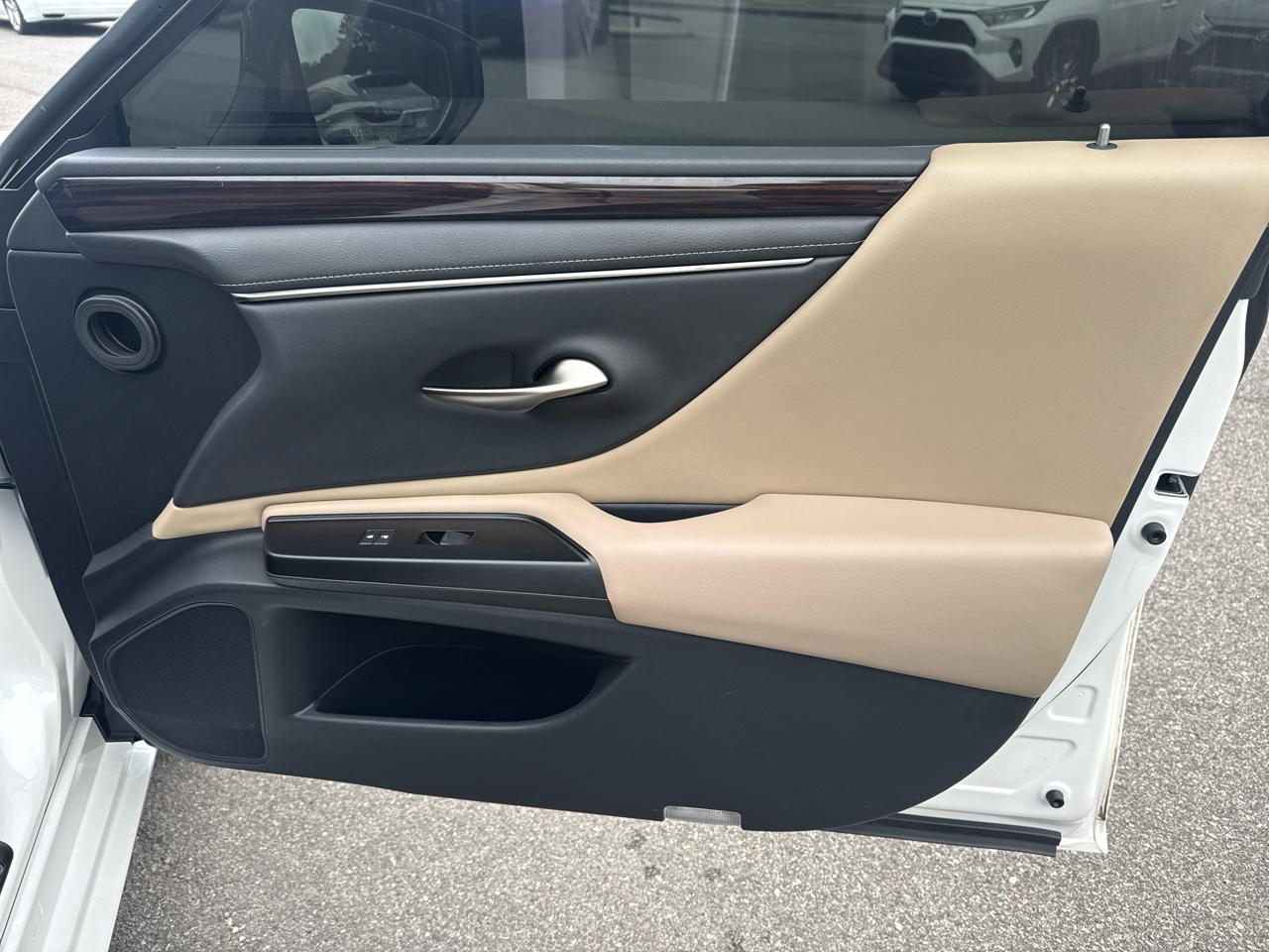 Lexus ES 300h Ultra Luxury 2019