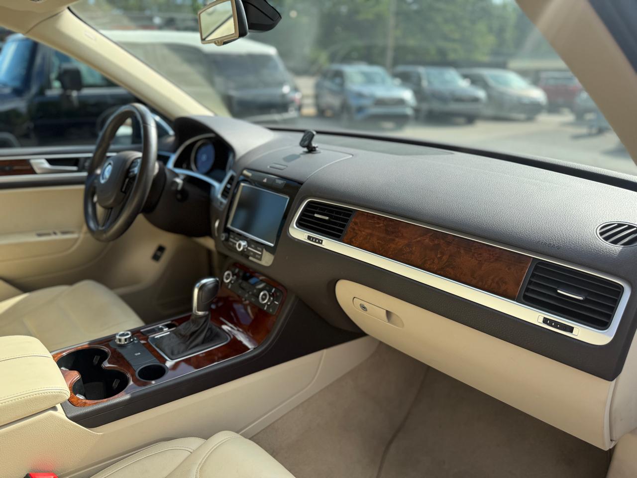 Volkswagen Touareg 4dr TDI Sport w/Nav 2013