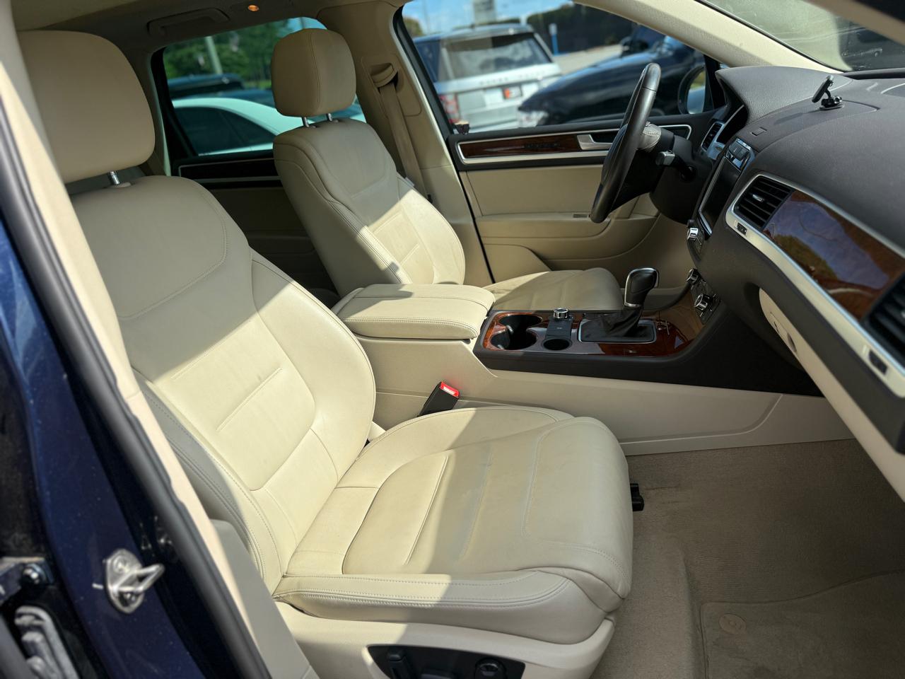 Volkswagen Touareg 4dr TDI Sport w/Nav 2013