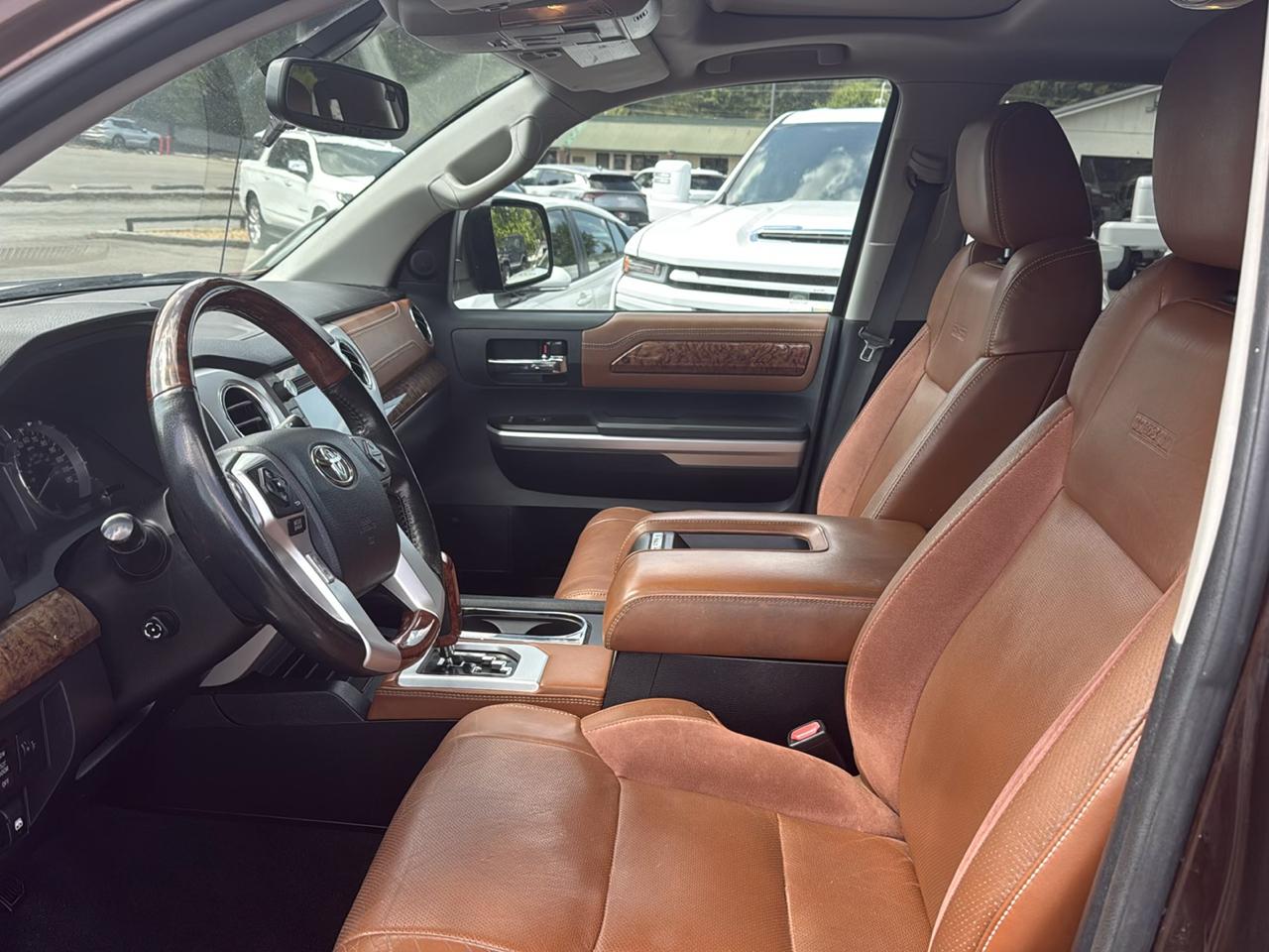 Toyota Tundra 4WD Truck CrewMax 5.7L FFV V8 6-Spd AT Platinum (Natl) 2016