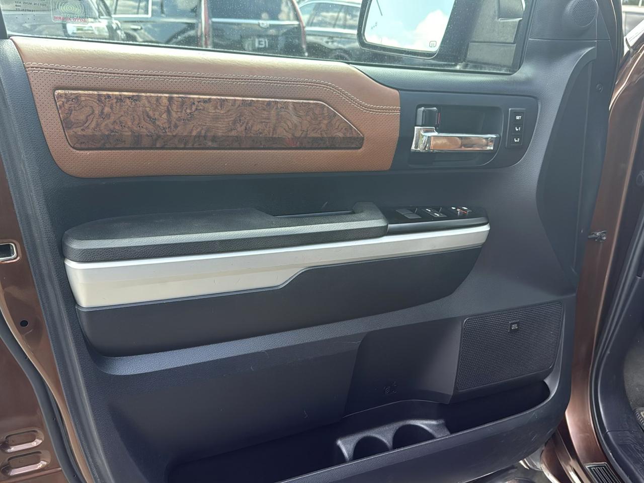 Toyota Tundra 4WD Truck CrewMax 5.7L FFV V8 6-Spd AT Platinum (Natl) 2016