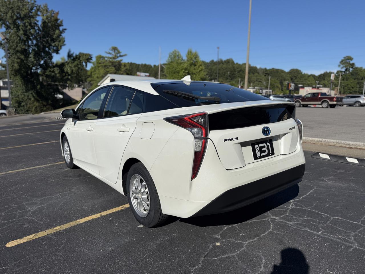 Toyota Prius 5dr HB Two (Natl) 2016