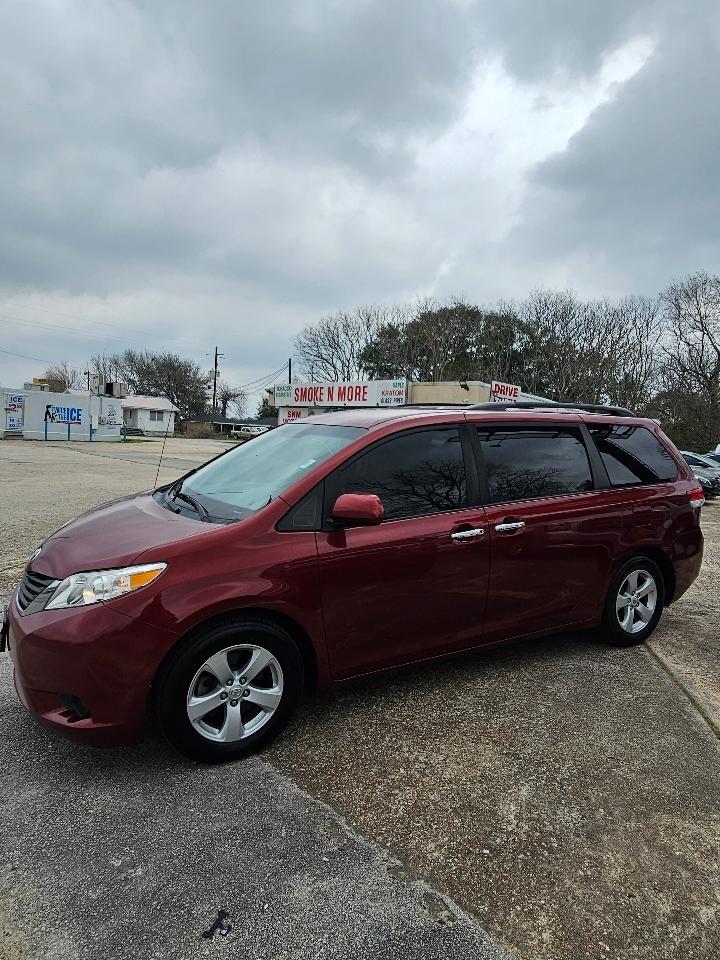 Toyota Sienna LE FWD 8-Passenger V6 2012