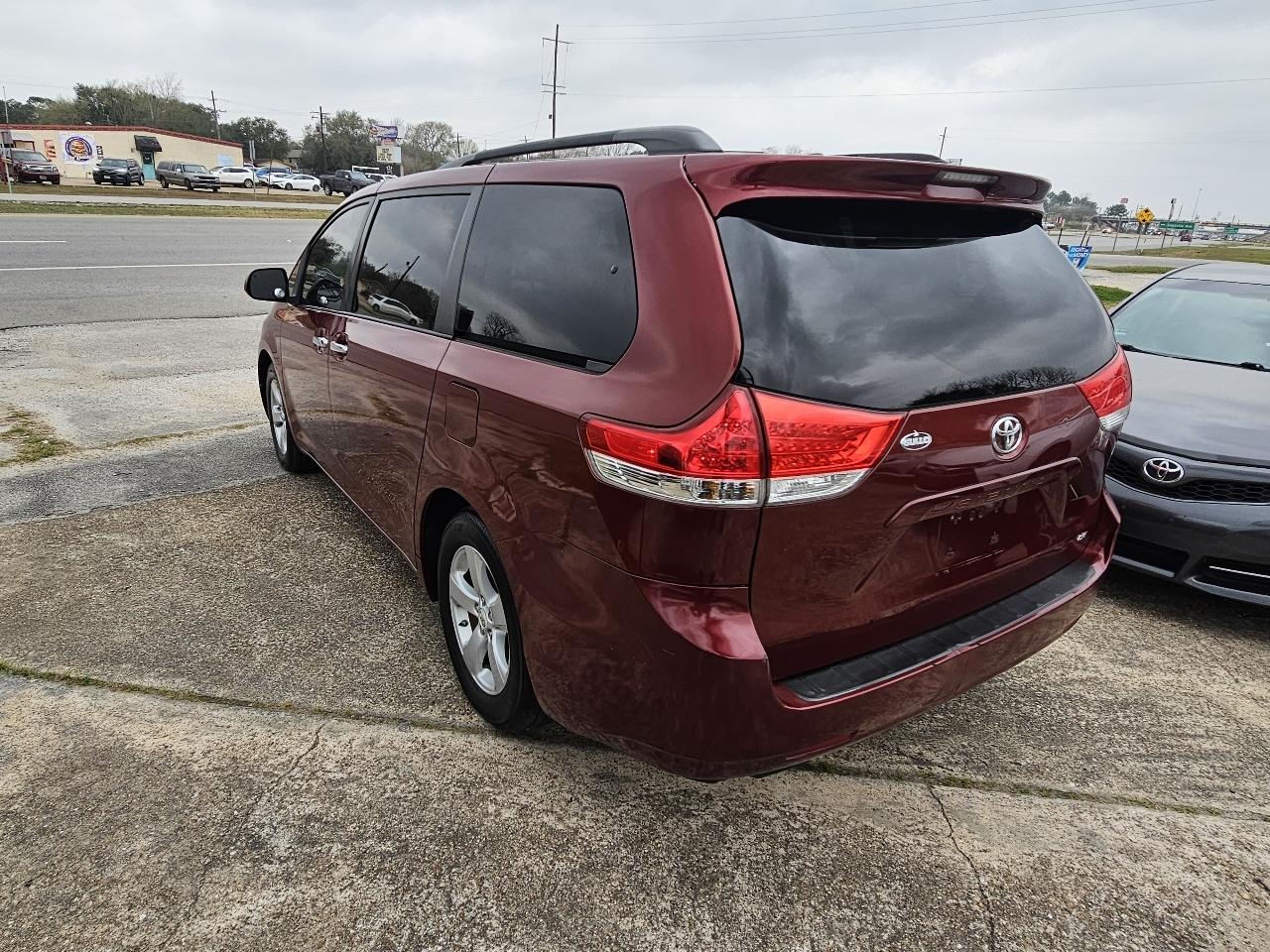 Toyota Sienna LE FWD 8-Passenger V6 2012