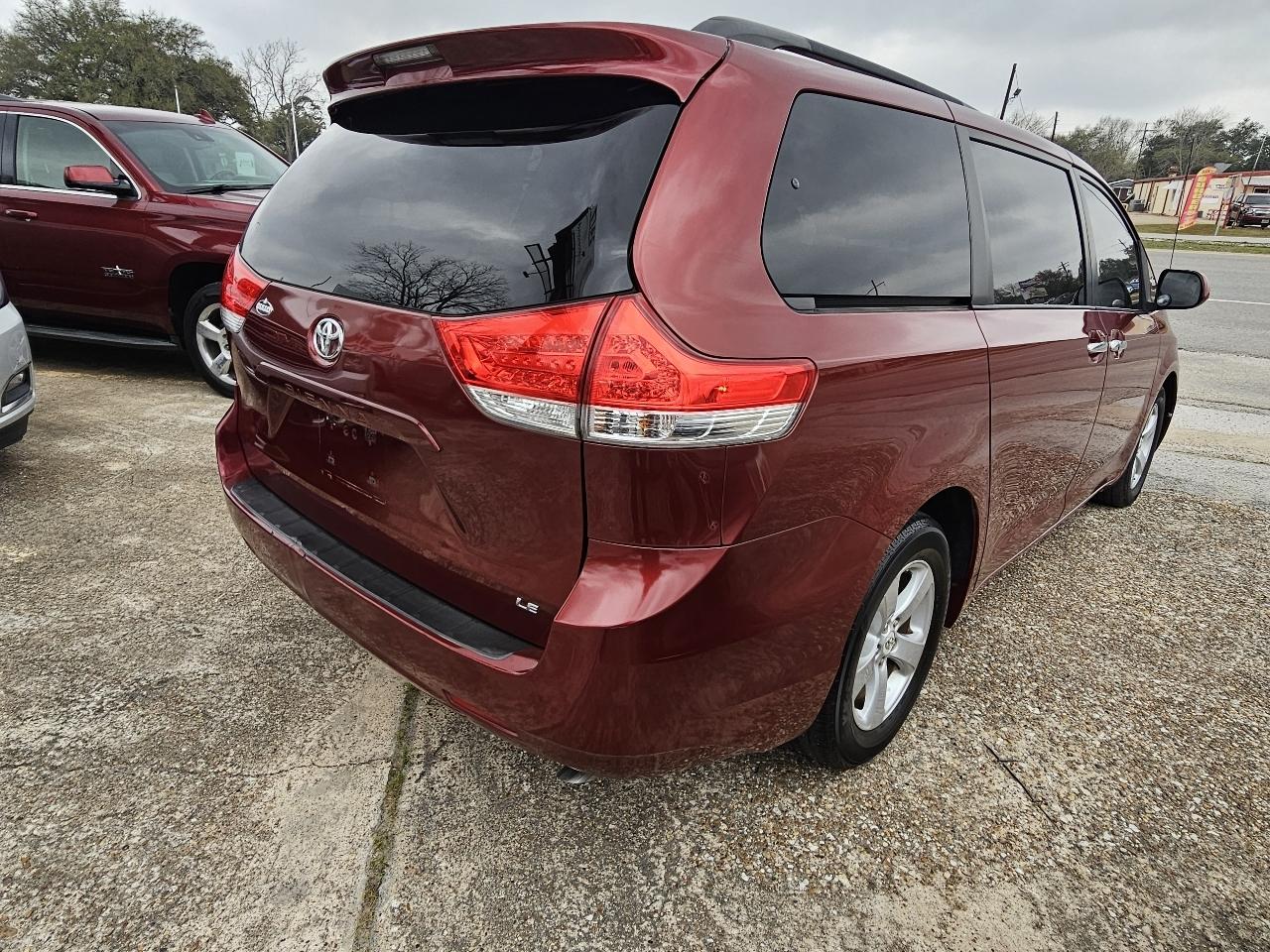 Toyota Sienna LE FWD 8-Passenger V6 2012