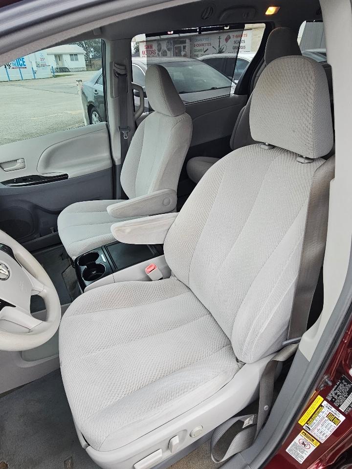 Toyota Sienna LE FWD 8-Passenger V6 2012