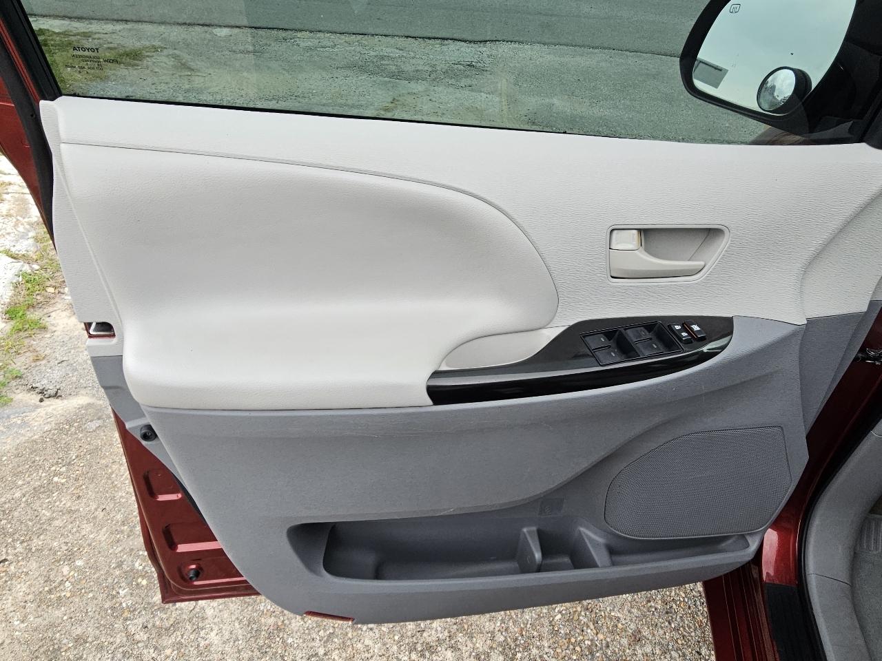 Toyota Sienna LE FWD 8-Passenger V6 2012