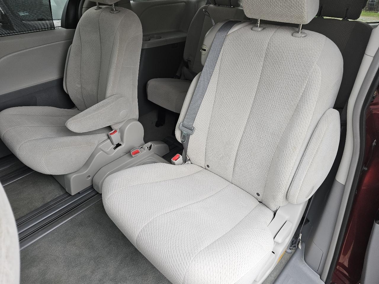 Toyota Sienna LE FWD 8-Passenger V6 2012