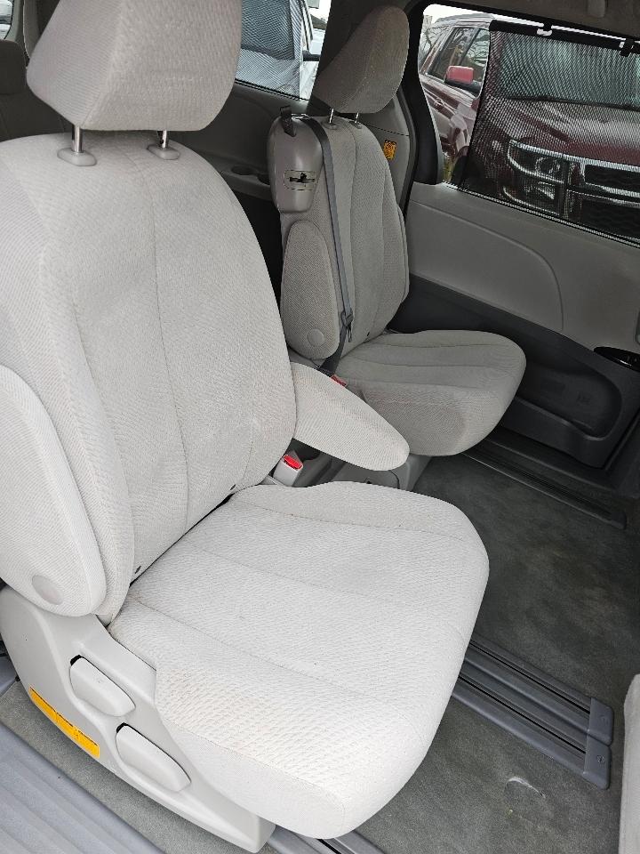 Toyota Sienna LE FWD 8-Passenger V6 2012