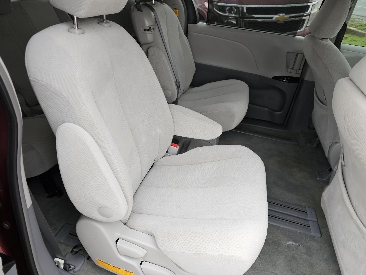 Toyota Sienna LE FWD 8-Passenger V6 2012