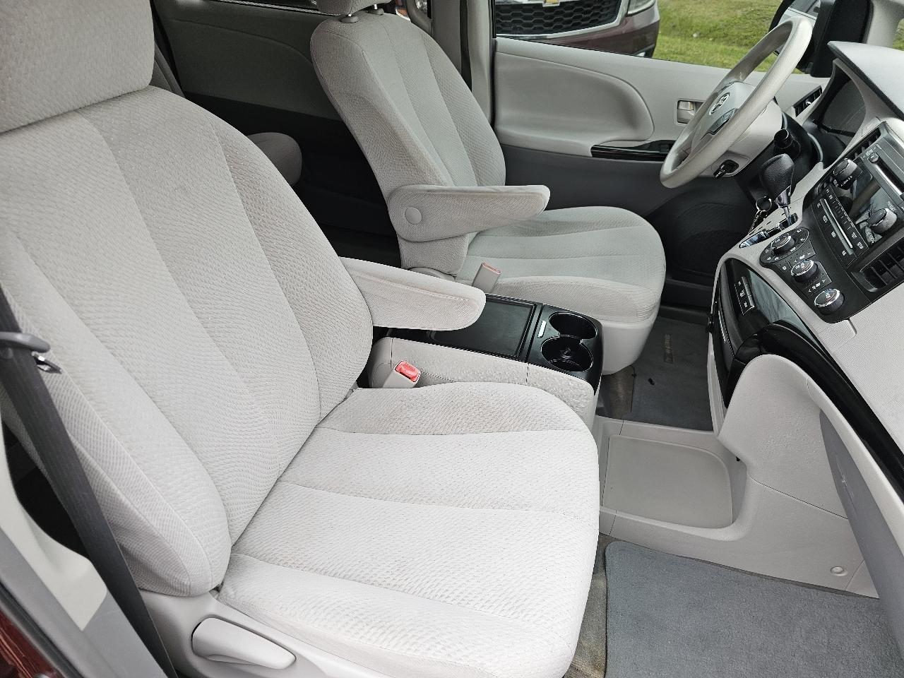 Toyota Sienna LE FWD 8-Passenger V6 2012