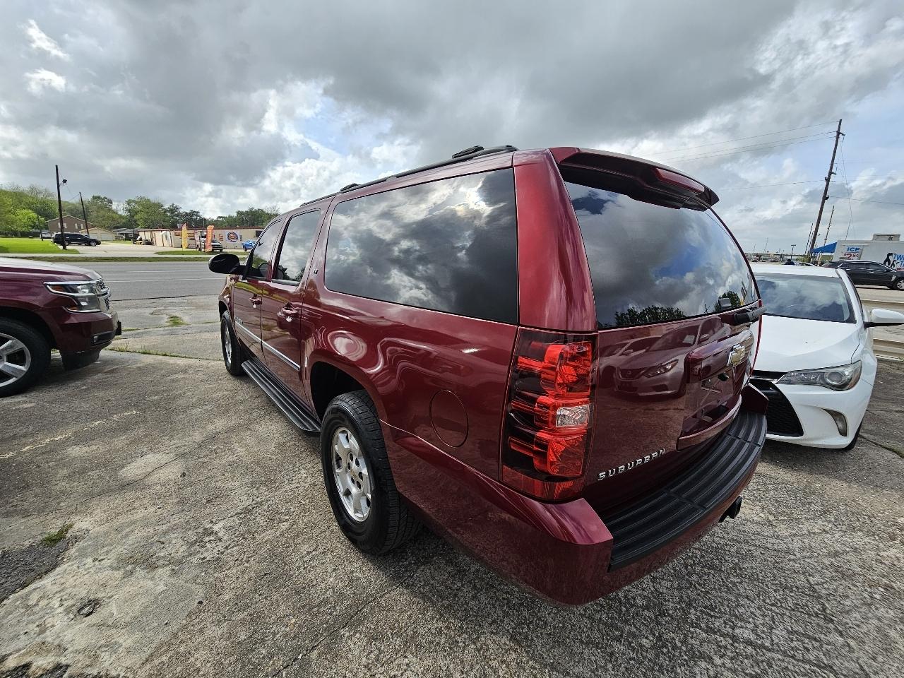 Chevrolet Suburban LT 1500 2WD 2011