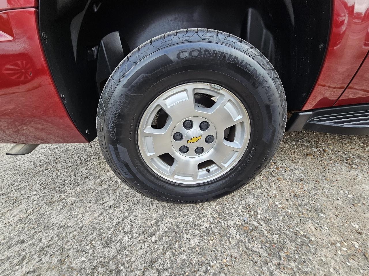 Chevrolet Suburban LT 1500 2WD 2011