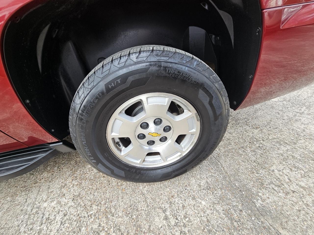 Chevrolet Suburban LT 1500 2WD 2011