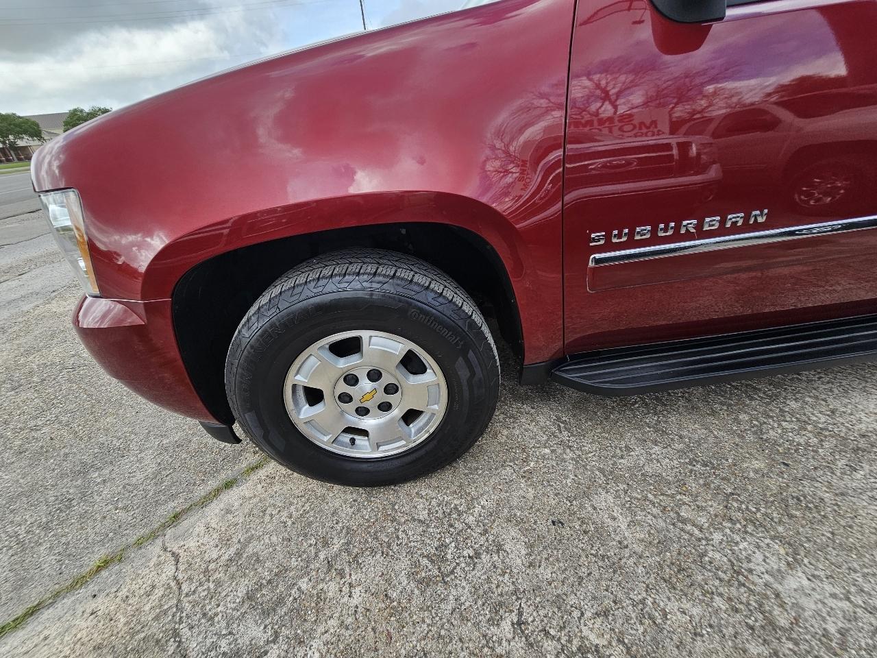 Chevrolet Suburban LT 1500 2WD 2011