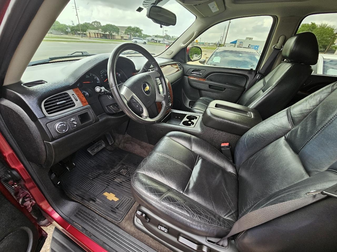 Chevrolet Suburban LT 1500 2WD 2011