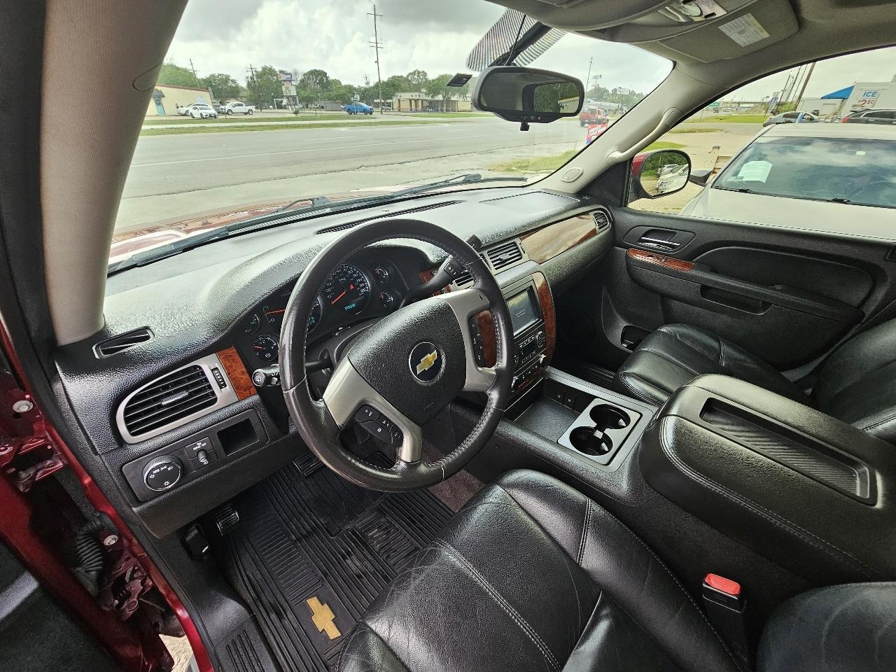 Chevrolet Suburban LT 1500 2WD 2011