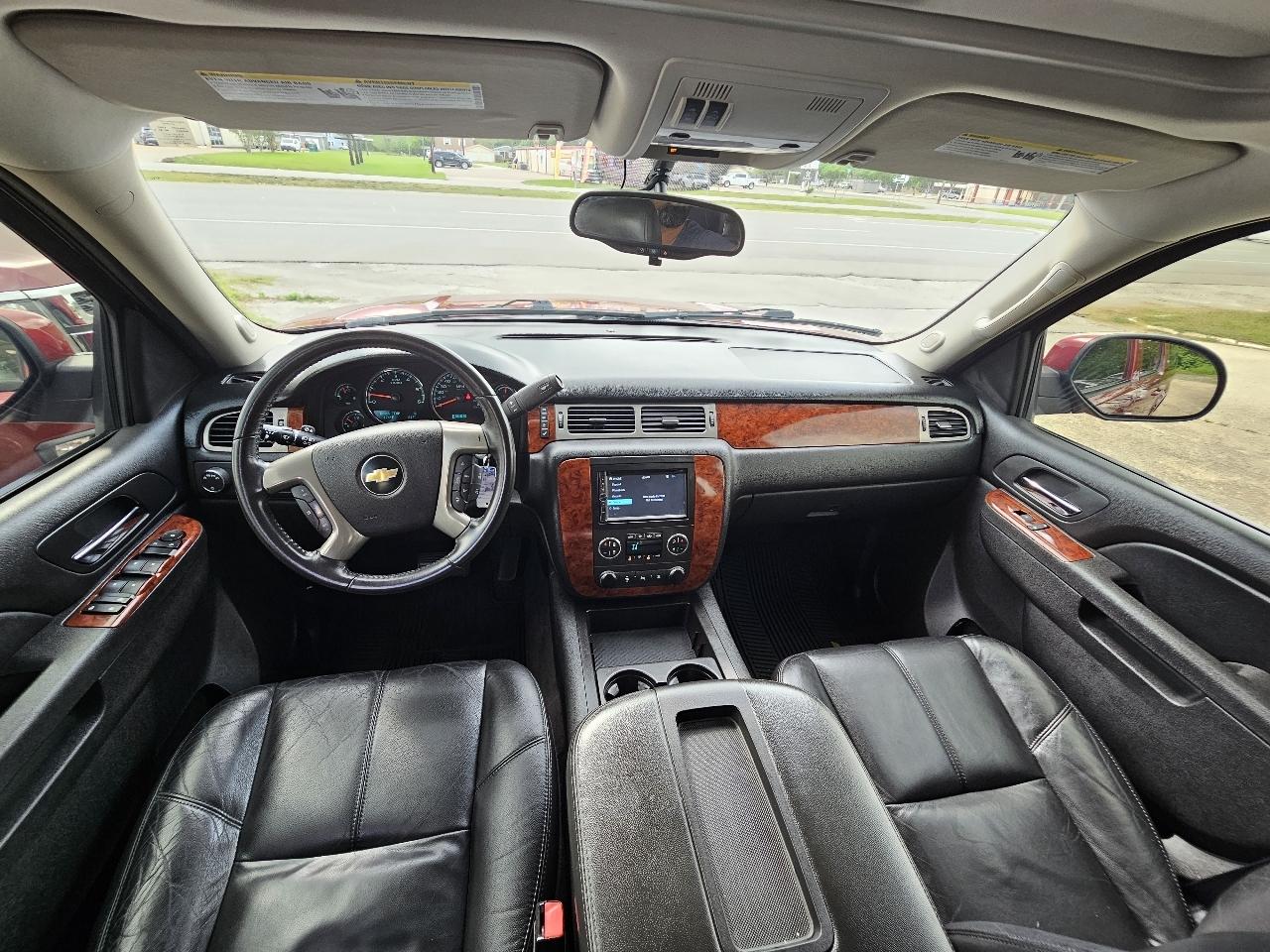 Chevrolet Suburban LT 1500 2WD 2011