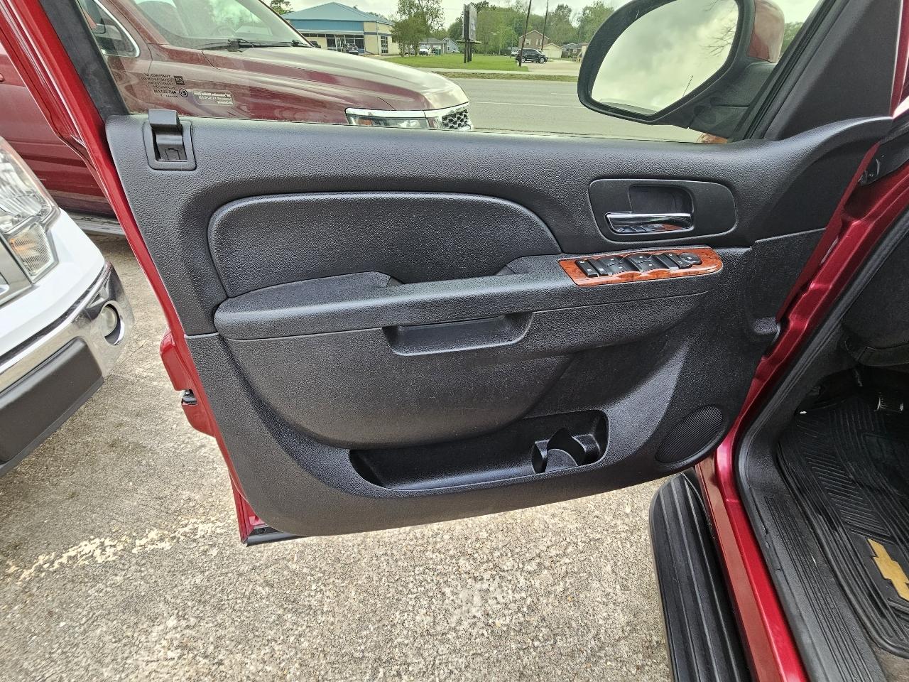 Chevrolet Suburban LT 1500 2WD 2011