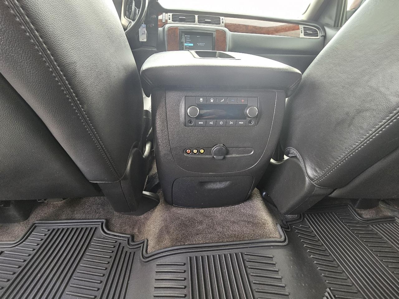 Chevrolet Suburban LT 1500 2WD 2011