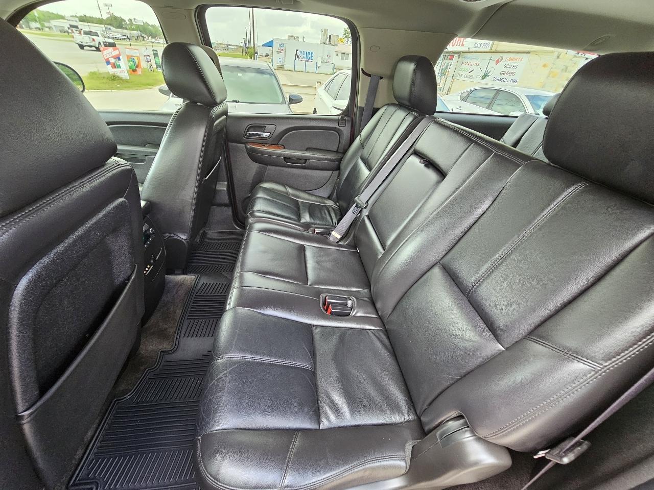 Chevrolet Suburban LT 1500 2WD 2011