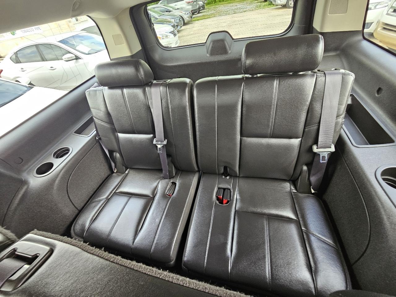 Chevrolet Suburban LT 1500 2WD 2011