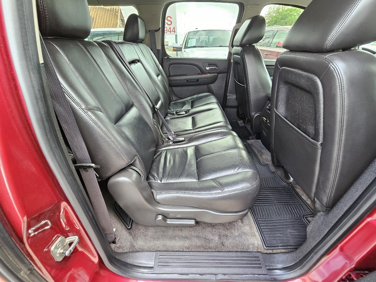 Chevrolet Suburban LT 1500 2WD 2011