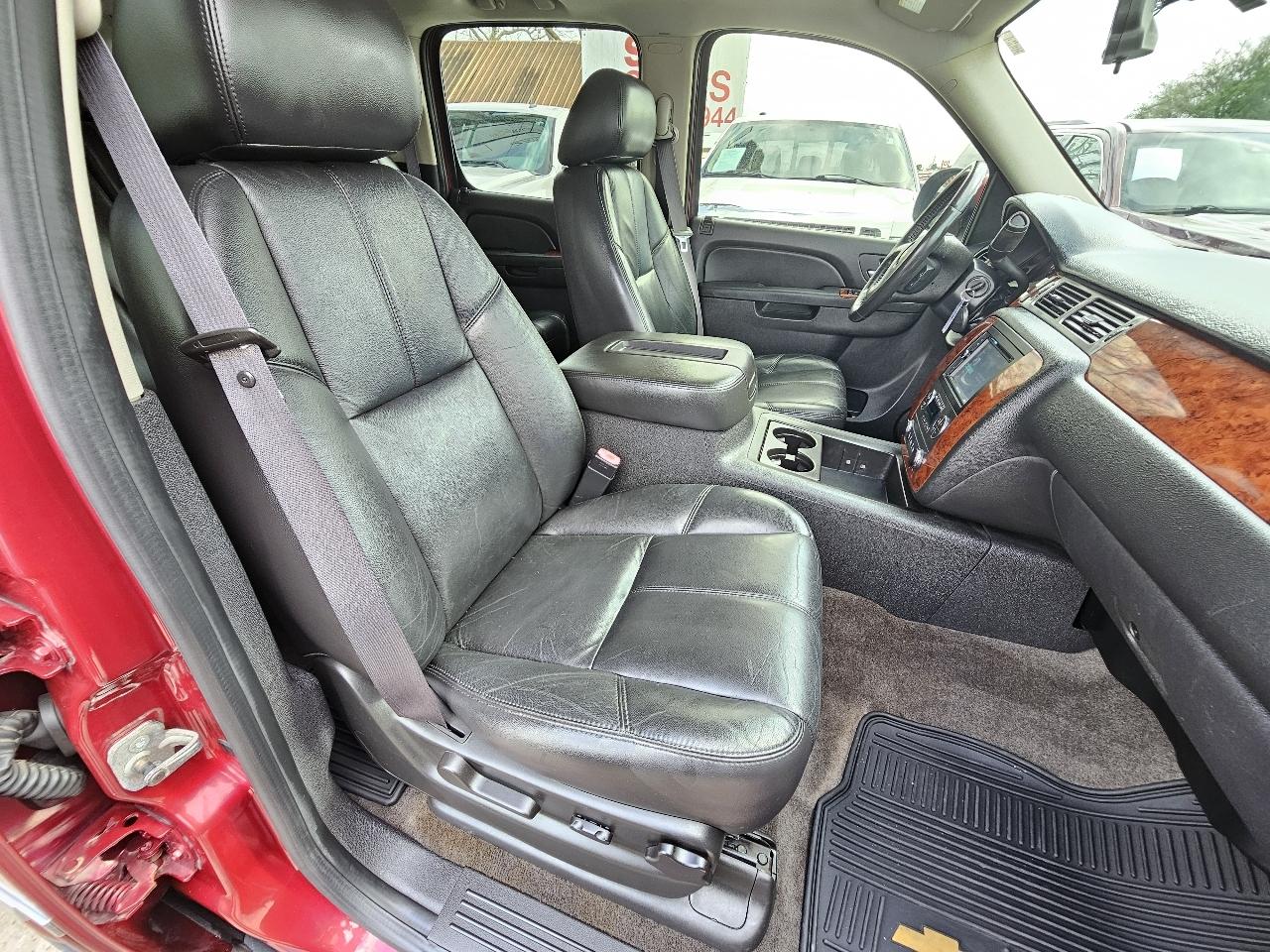 Chevrolet Suburban LT 1500 2WD 2011