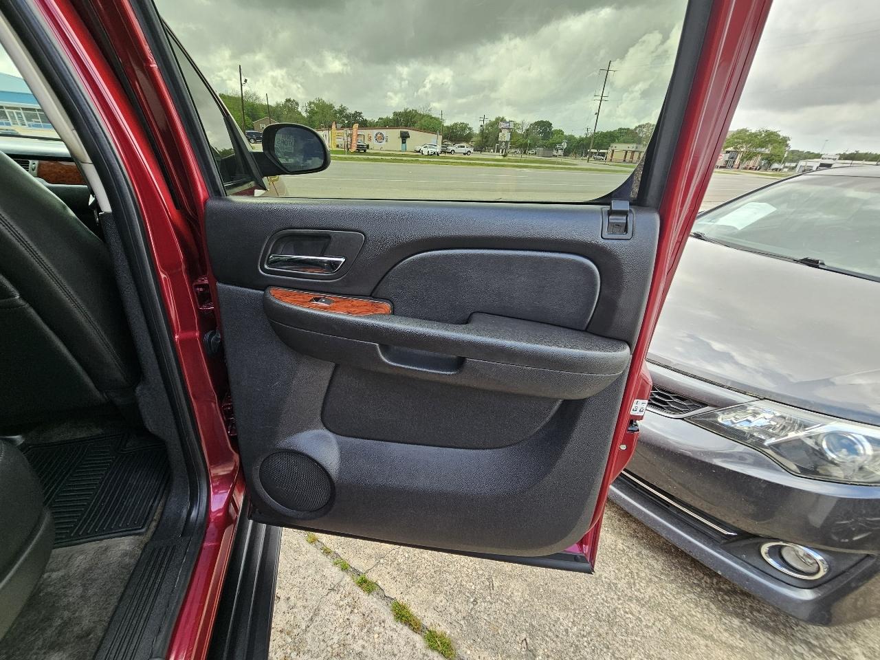 Chevrolet Suburban LT 1500 2WD 2011