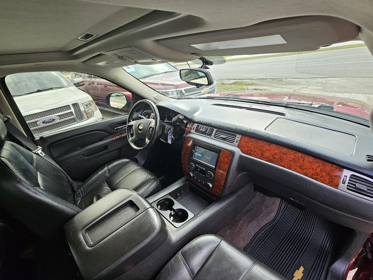 Chevrolet Suburban LT 1500 2WD 2011