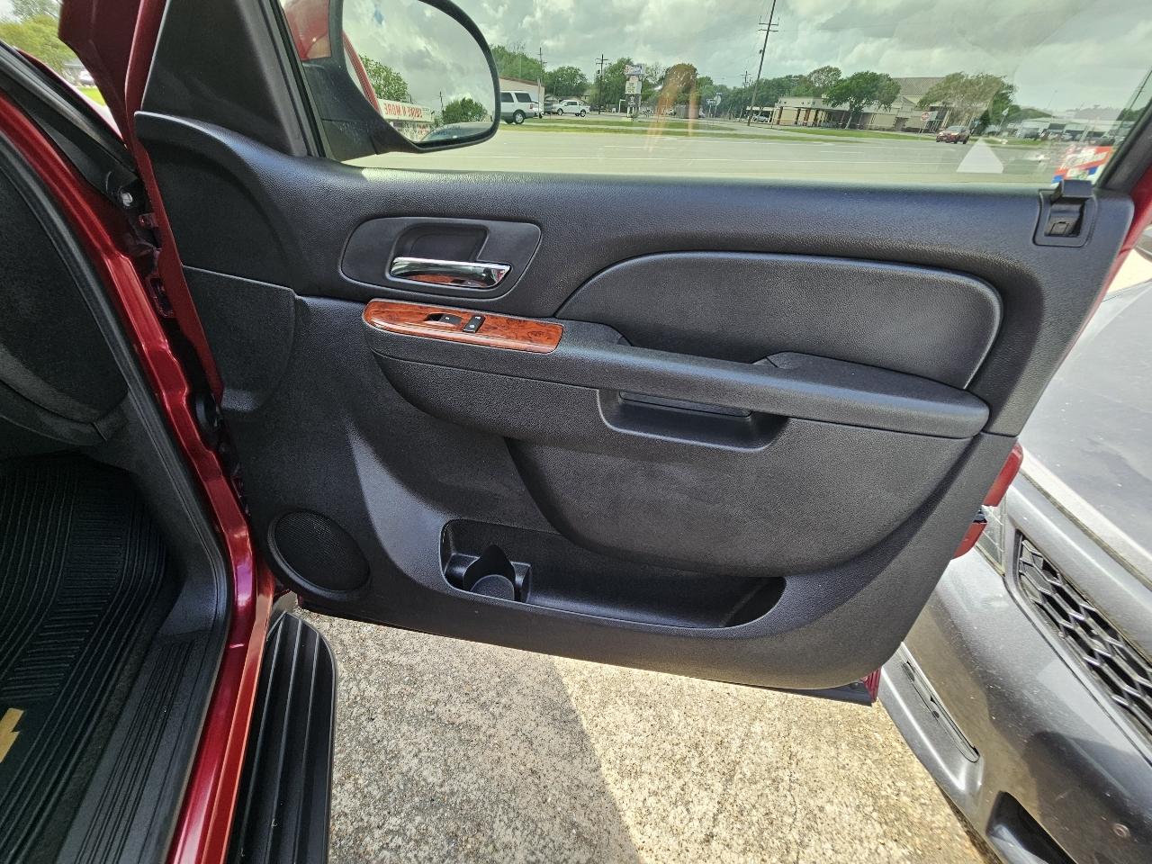 Chevrolet Suburban LT 1500 2WD 2011