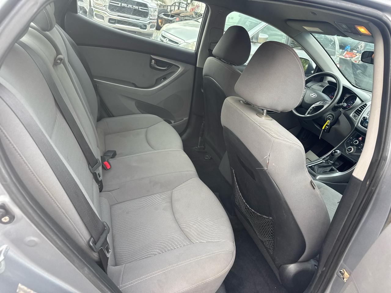 Hyundai Elantra SE 6AT 2015