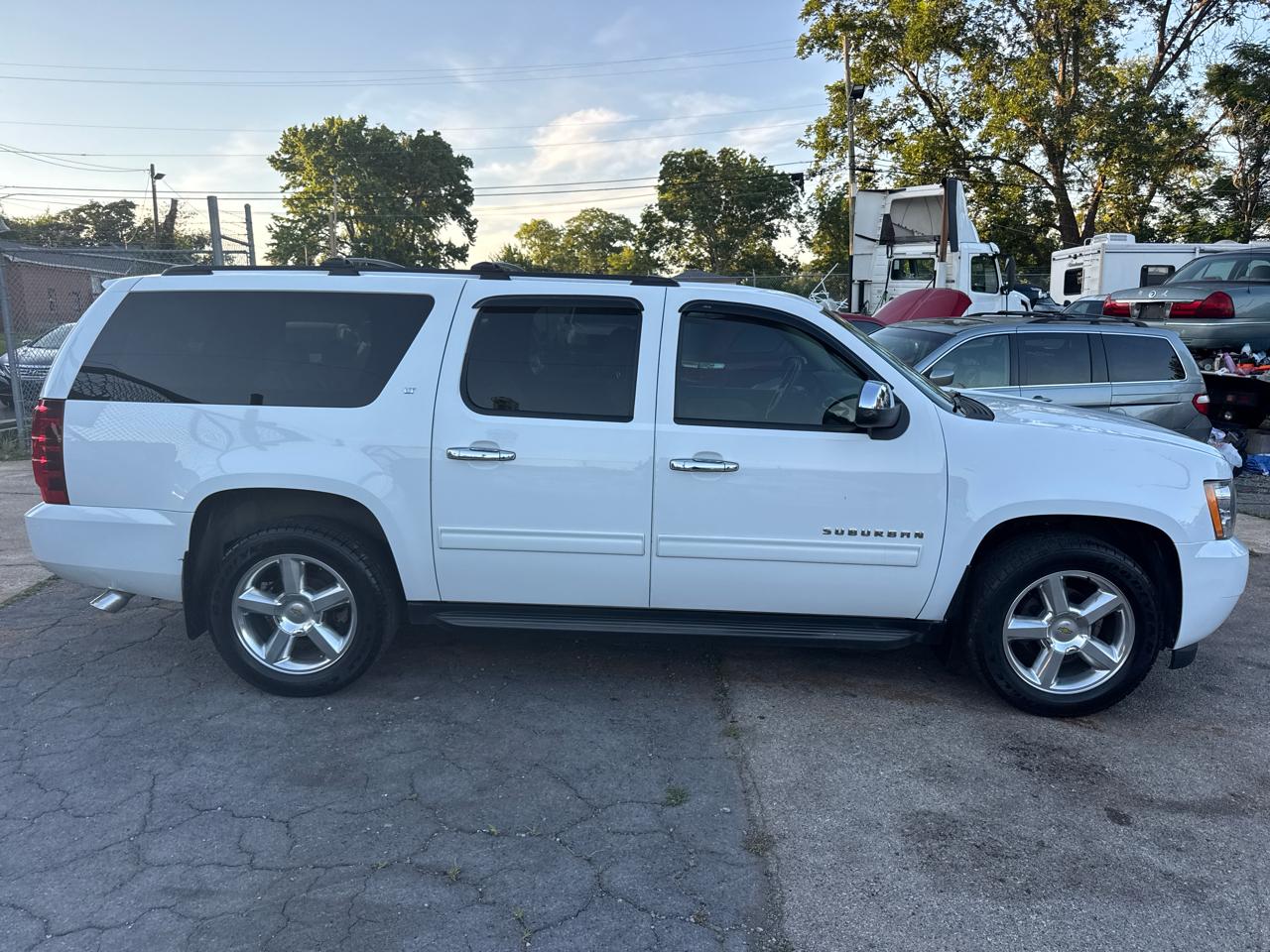Chevrolet Suburban LT 1500 2WD 2013
