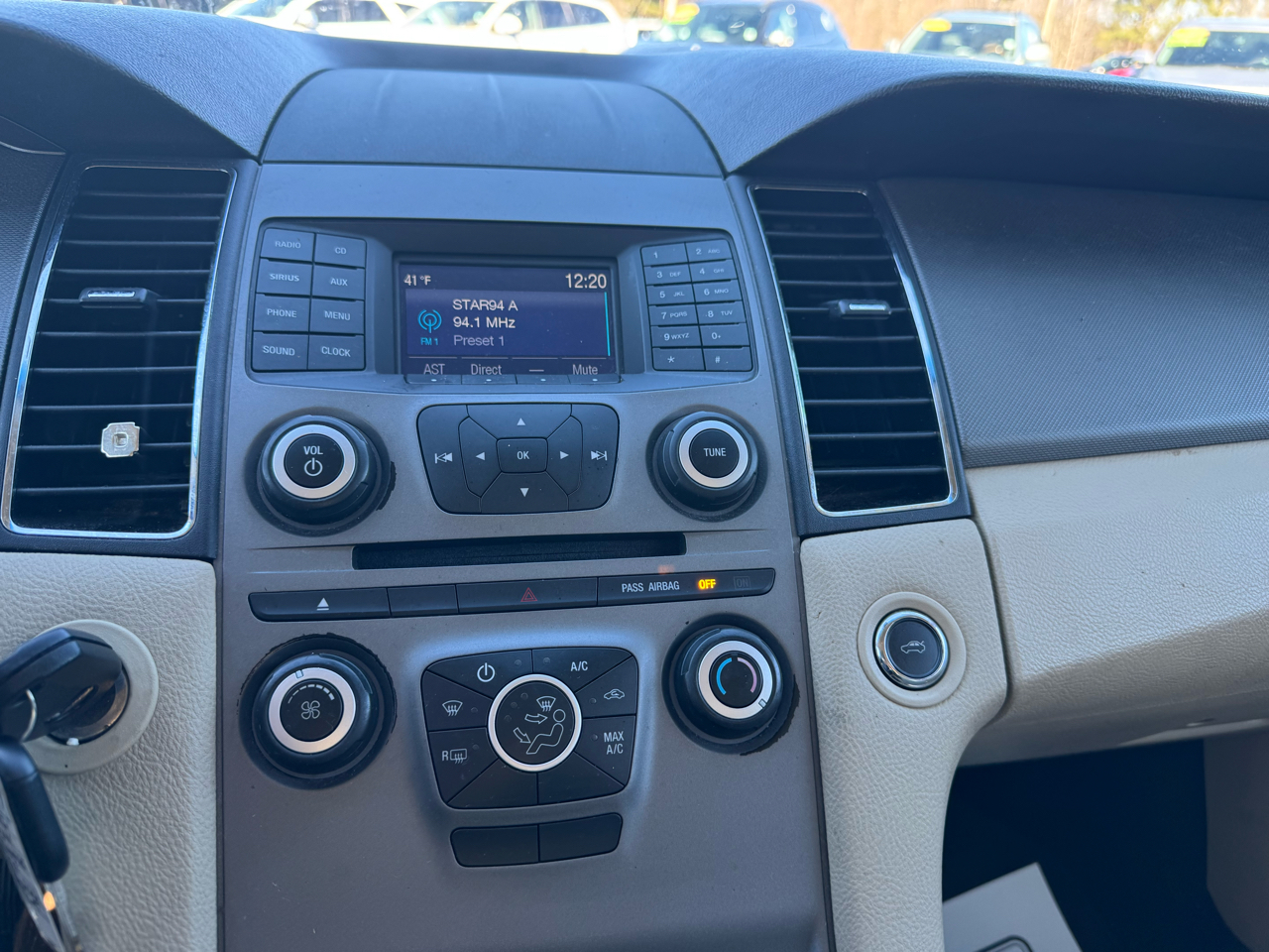 Ford Taurus 4dr Sdn SE FWD 2016