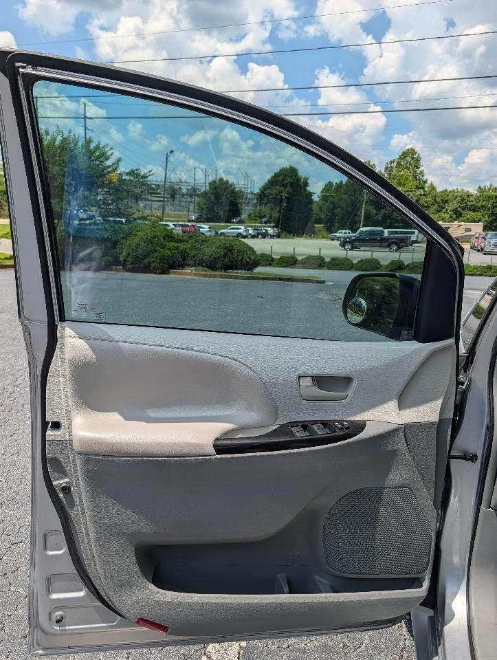 Toyota Sienna 5dr 7-Pass Van V6 LE AAS FWD (Natl) 2014