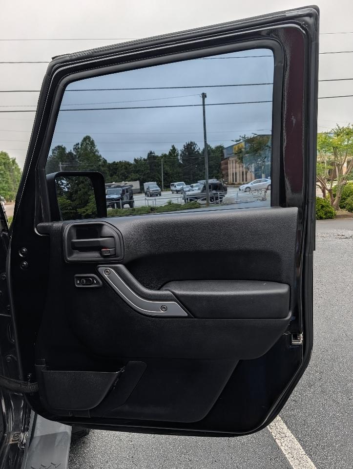 Jeep Wrangler Unlimited 4WD 4dr Sahara 2013