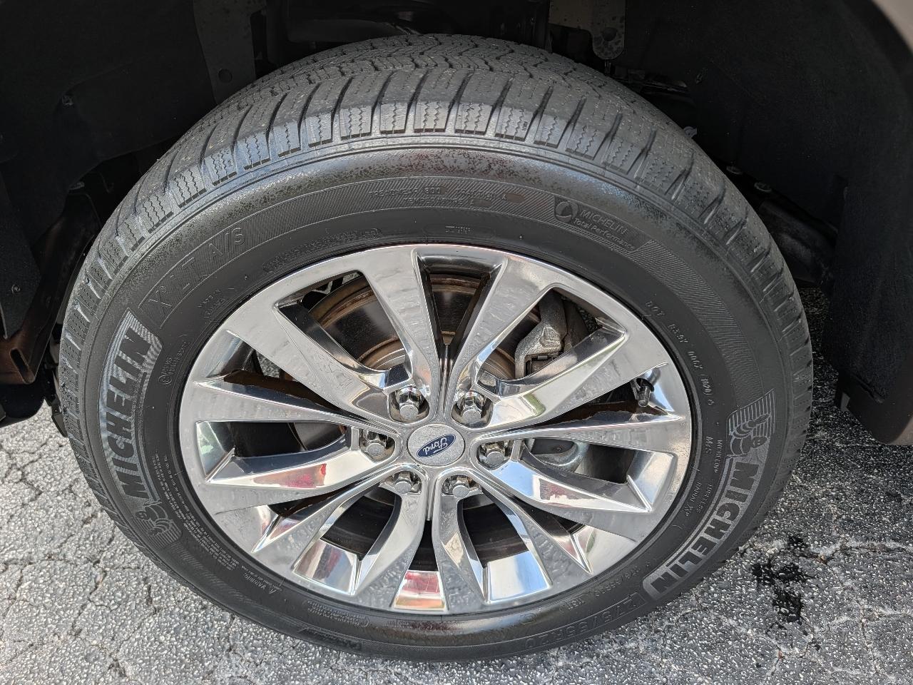 Ford F-150 4WD SuperCrew 157" Lariat w/HD Payload Pkg 2015
