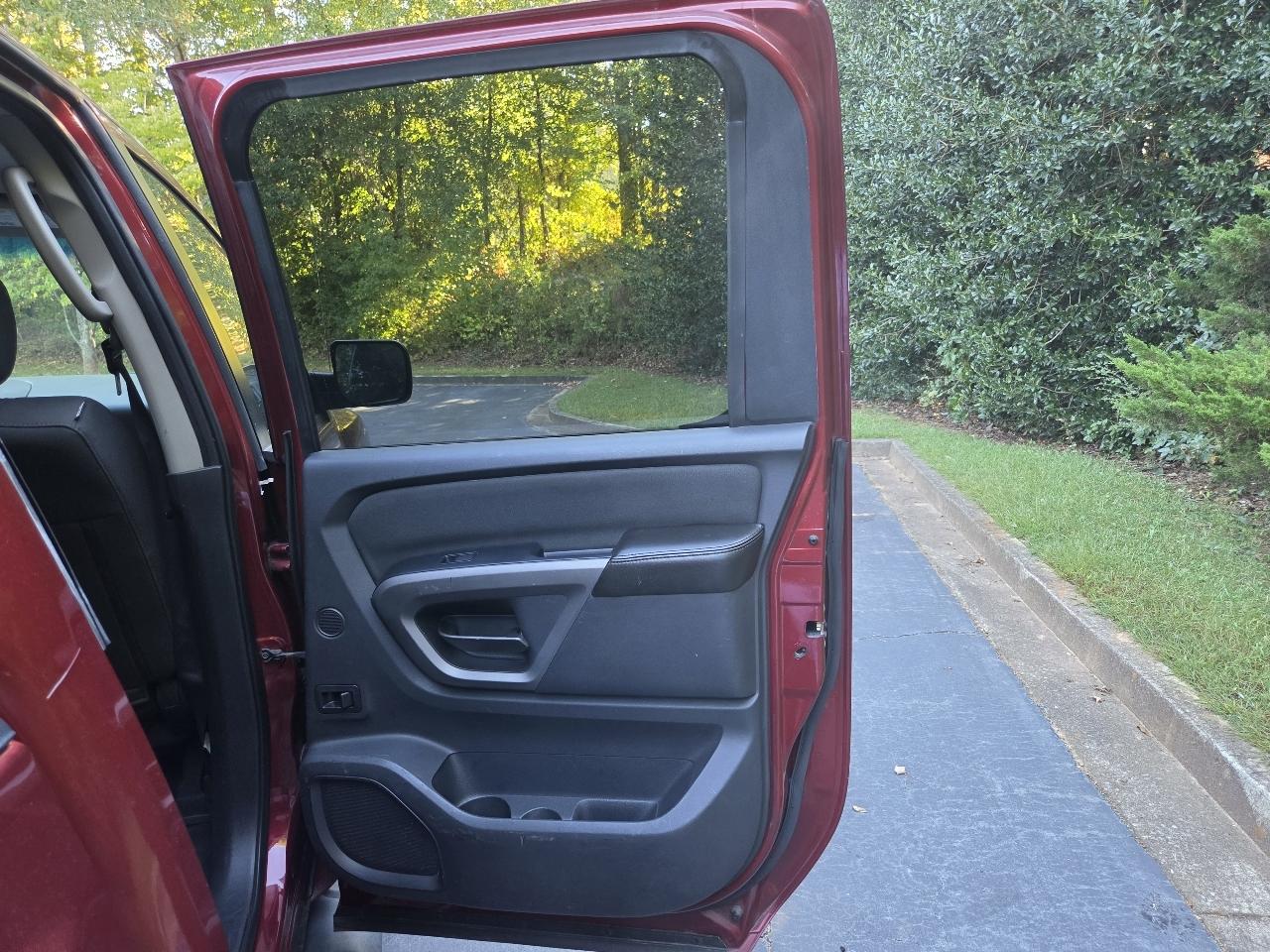 Nissan Titan 2WD Crew Cab SWB SV 2015