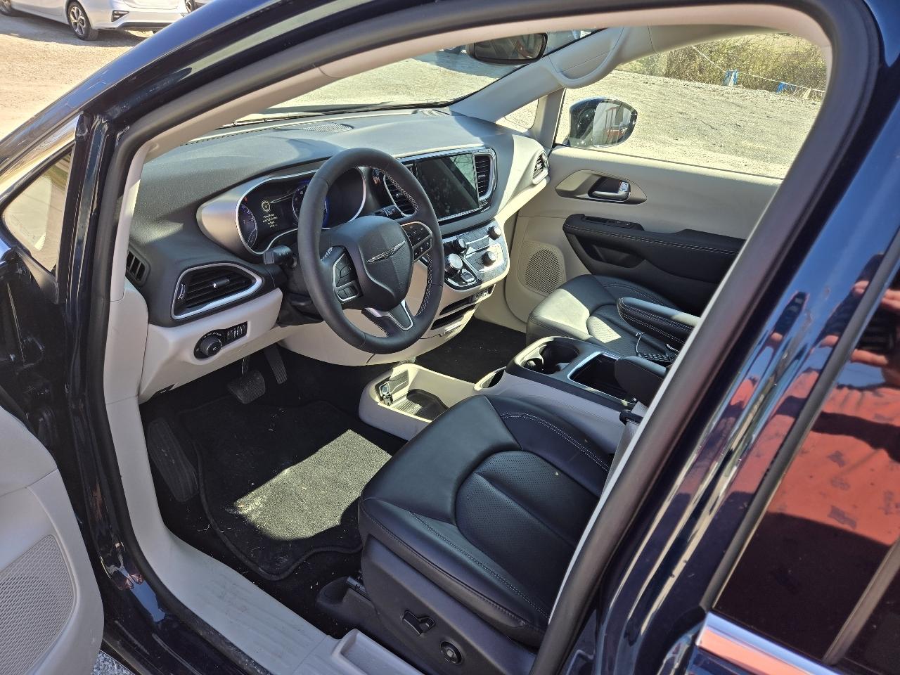 Chrysler Pacifica Touring L 2024